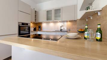 Kühlschrank, Mikrowelle, Ofen, Herdplatte