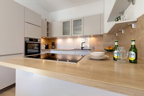 Kjøleskap, mikrobølgeovn, ovn og kokeplater