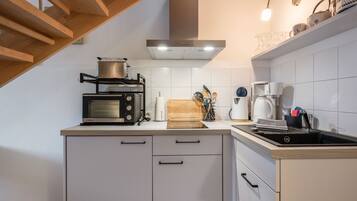 Kühlschrank, Ofen, Herdplatte, Wasserkocher mit Kaffee-/Teezubehör