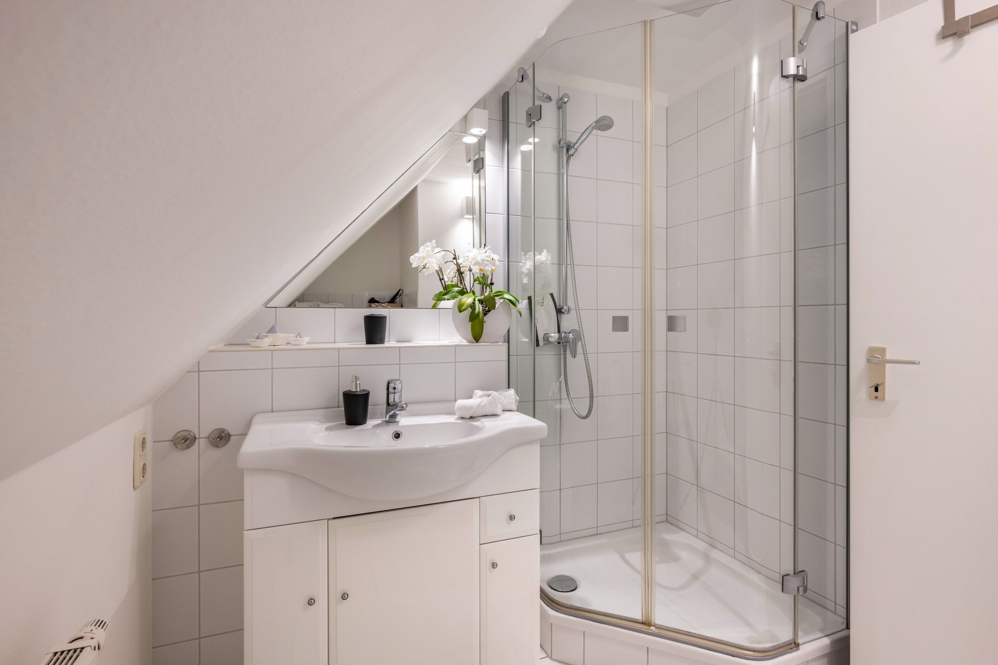 Suihku, hiustenkuivaaja, pyyhkeet