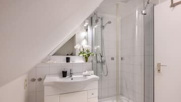 Suihku, hiustenkuivaaja, pyyhkeet