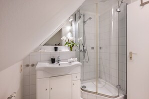 Shower, hair dryer, towels - Apartment 'Meereslust' with Shared Terrace and Shared Garden (Westerhever)