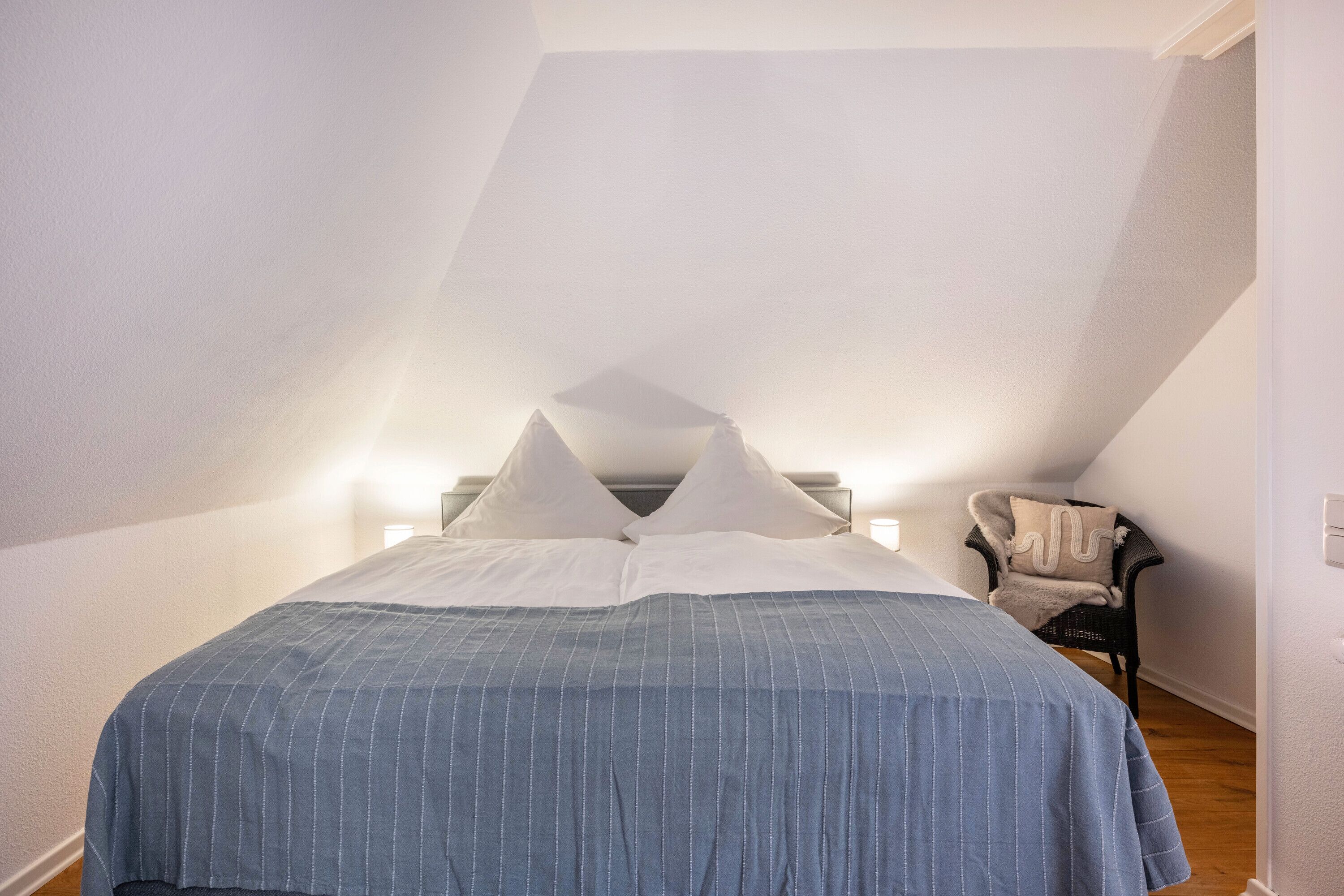 1 bedroom, bed sheets