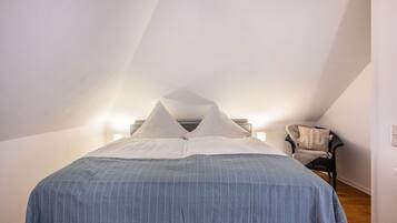 1 bedroom, bed sheets