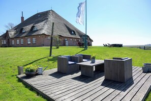 Outdoor dining - Apartment 'Treibholz' with Shared Terrace and Shared Garden (Westerhever)