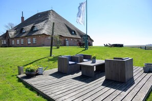 Outdoor dining - Apartment 'Treibholz' with Shared Terrace and Shared Garden (Westerhever)