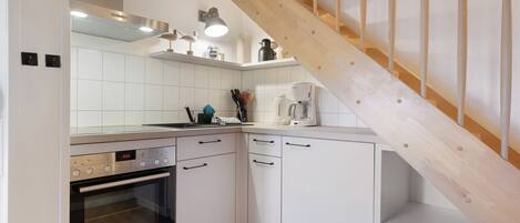 Refrigerador, horno, parrilla de estufa y cafetera y tetera