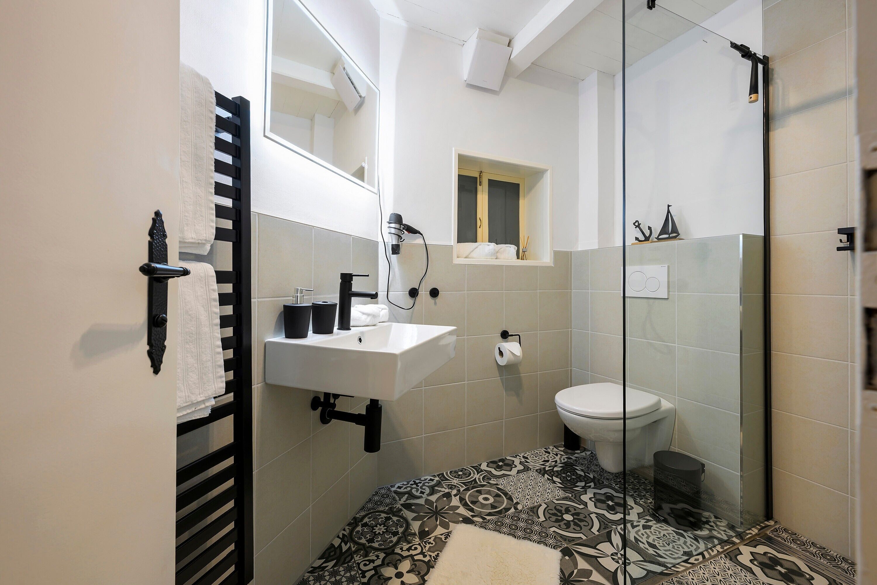 Shower, hair dryer, towels
