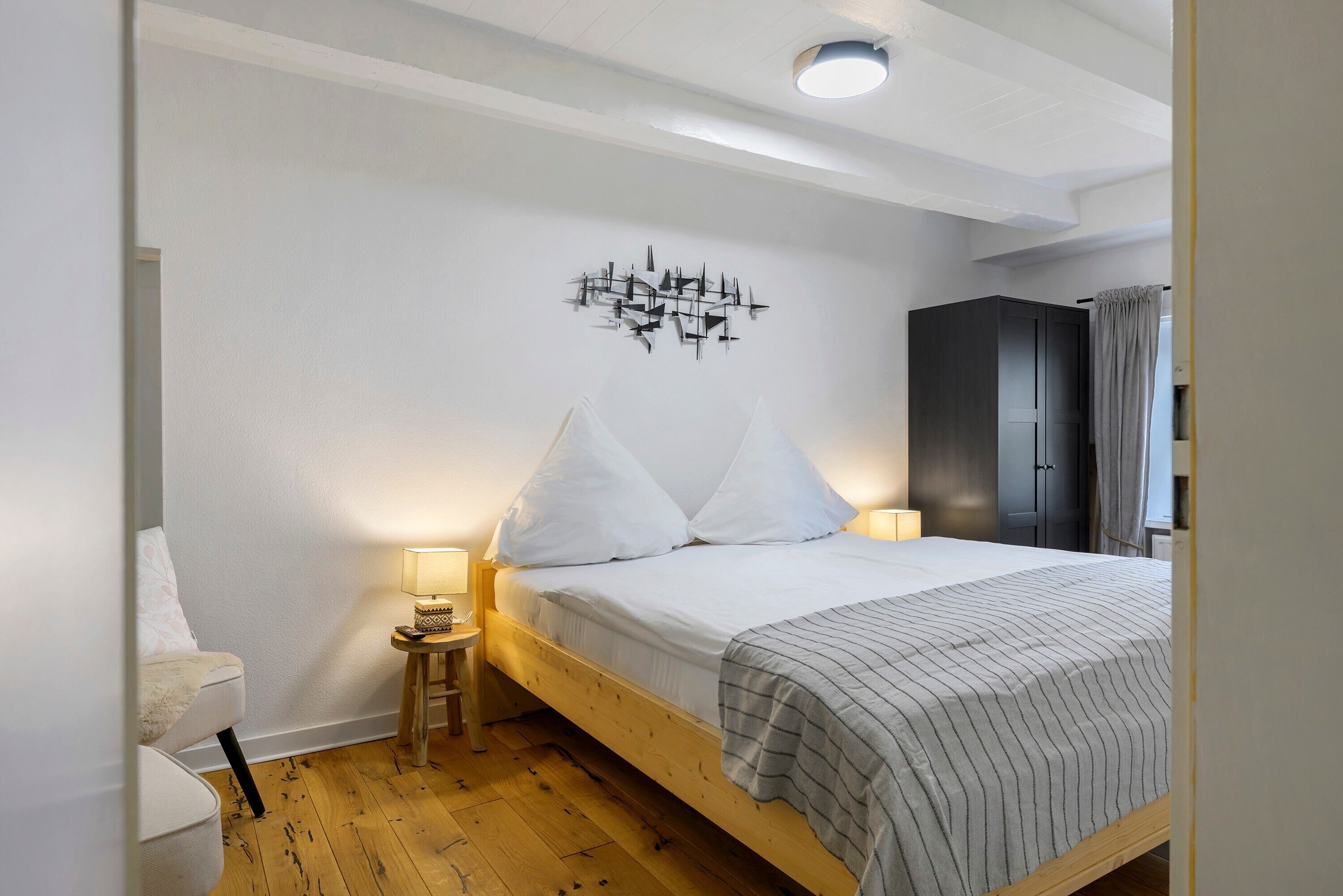 1 bedroom, bed sheets