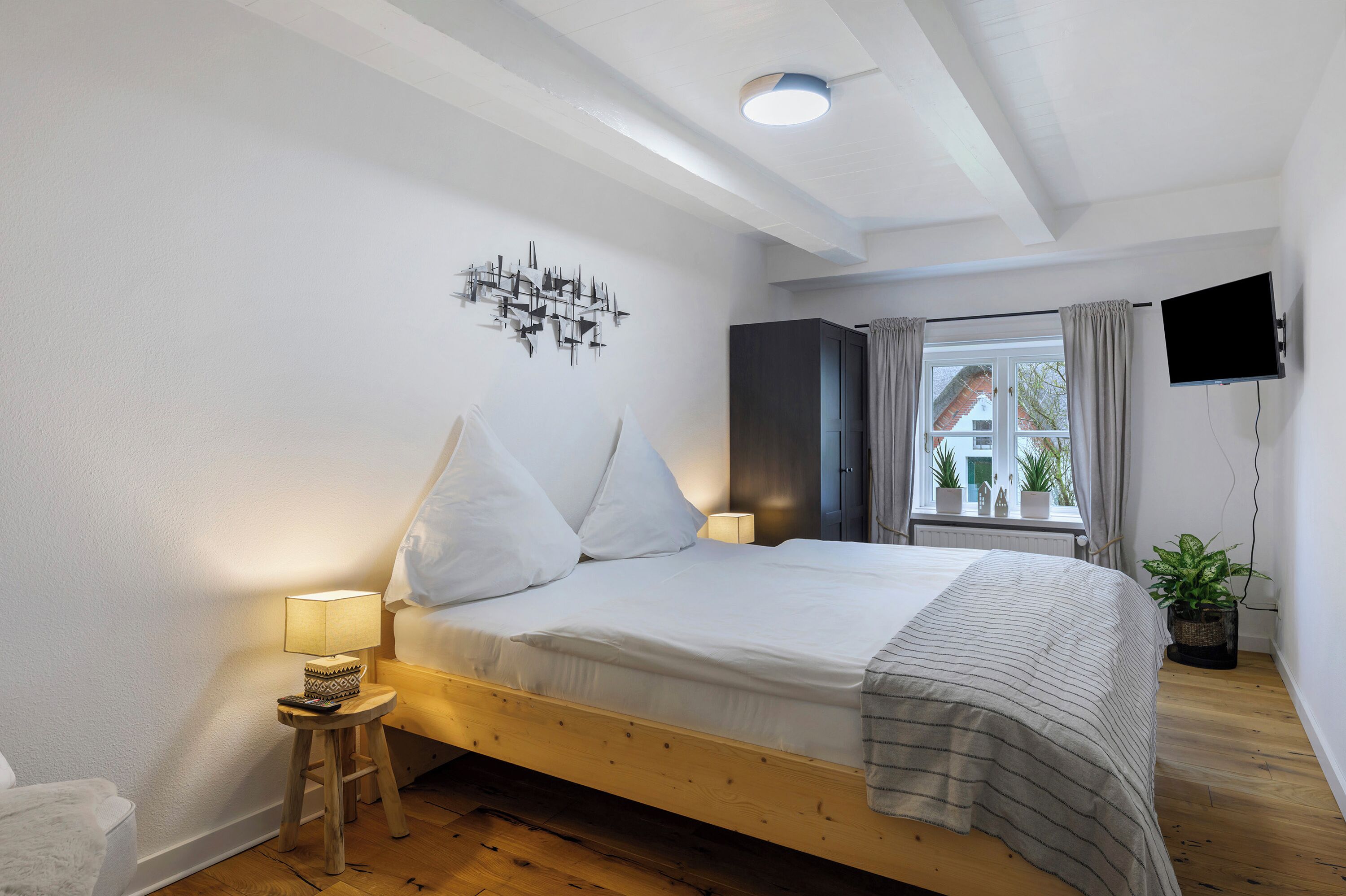 1 bedroom, bed sheets