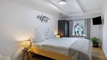 1 bedroom, bed sheets