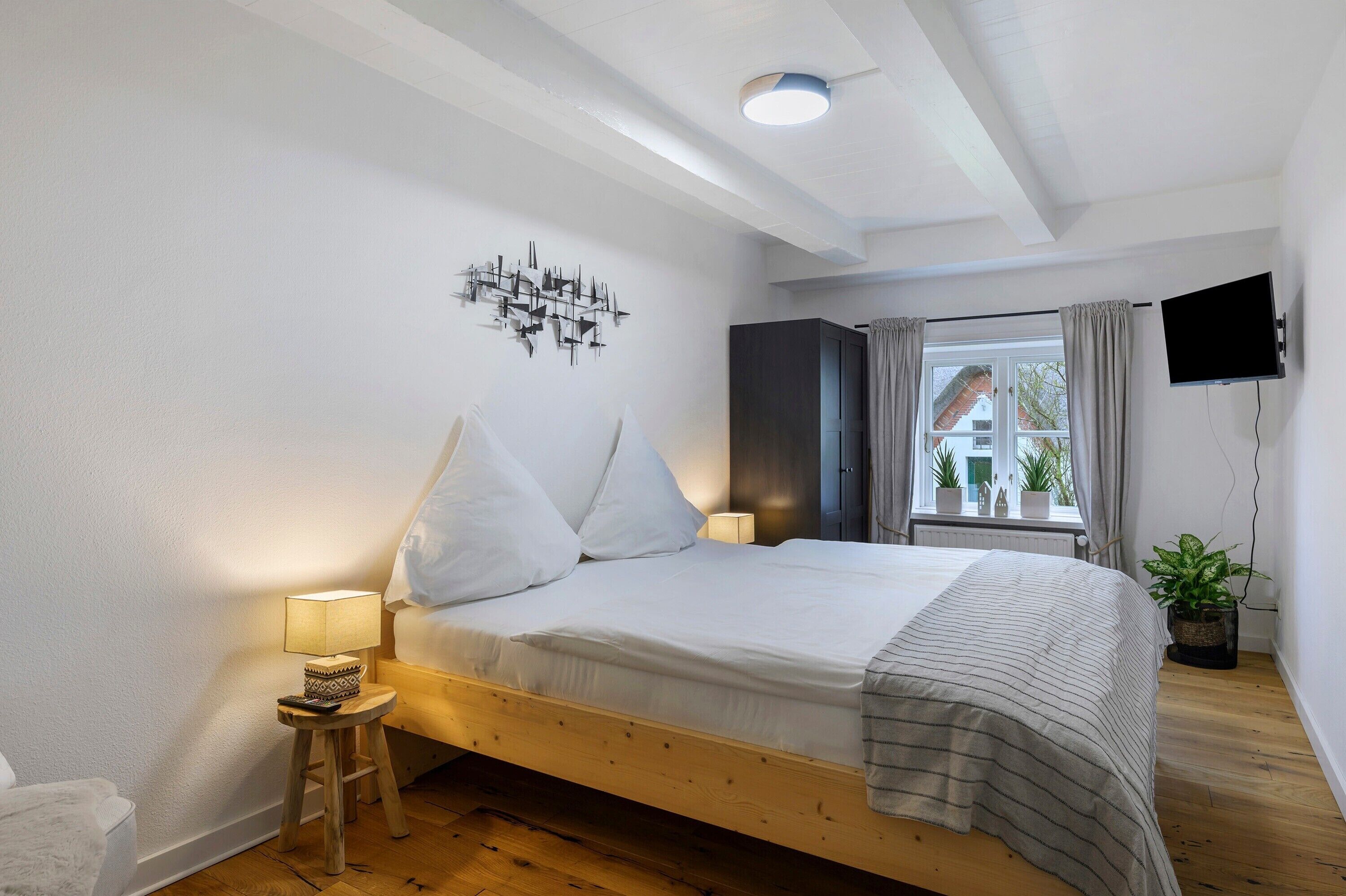 1 bedroom, bed sheets