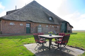 Outdoor dining - Apartment 'Leuchtturm' with Shared Terrace and Shared Garden (Westerhever)