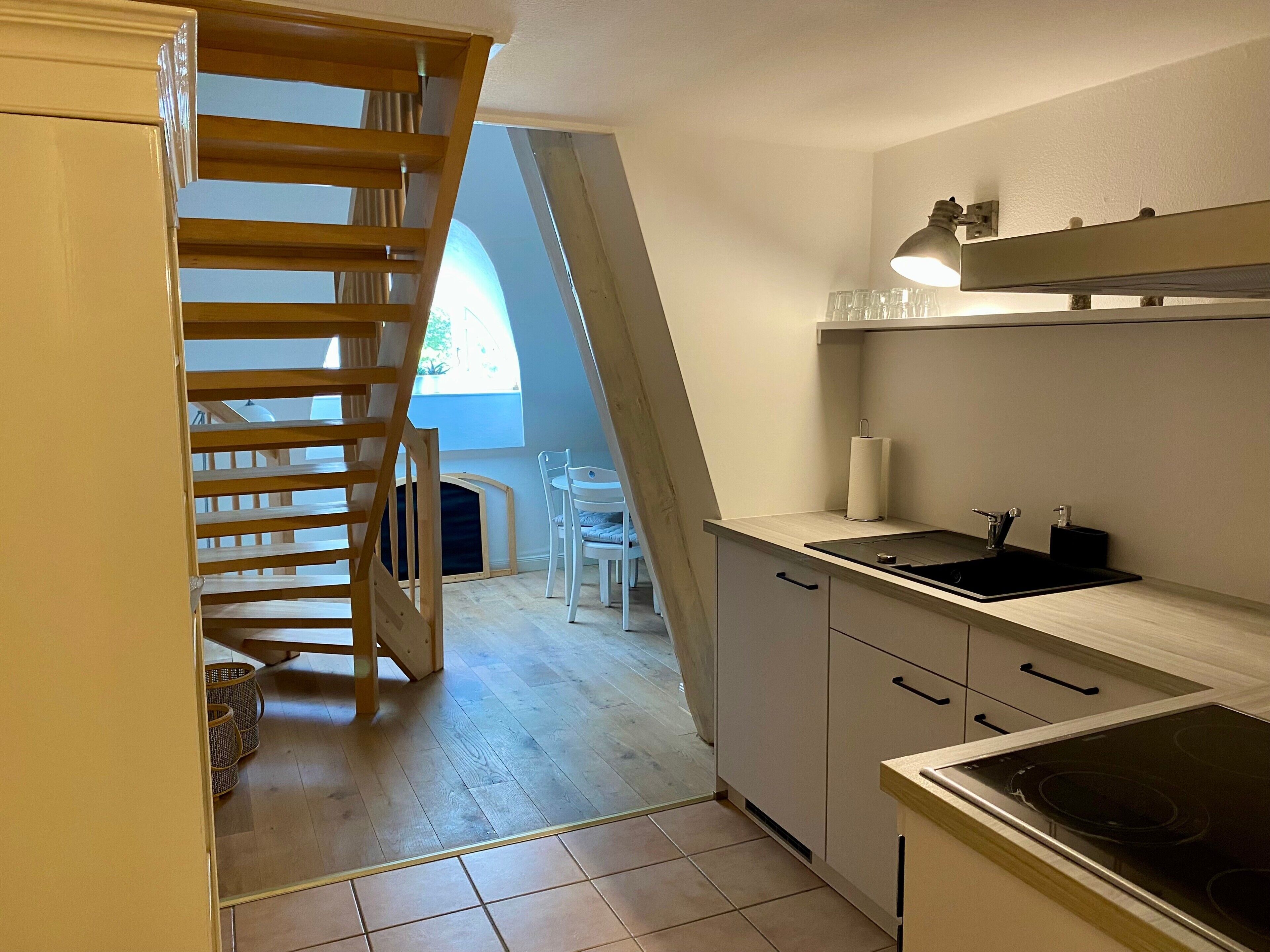 Kühlschrank, Ofen, Herdplatte, Wasserkocher mit Kaffee-/Teezubehör