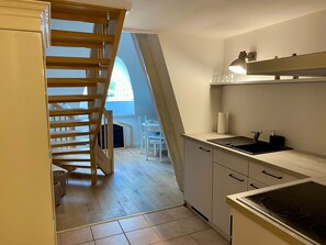 Fridge, oven, stovetop, coffee/tea maker