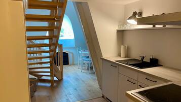 Fridge, oven, stovetop, coffee/tea maker