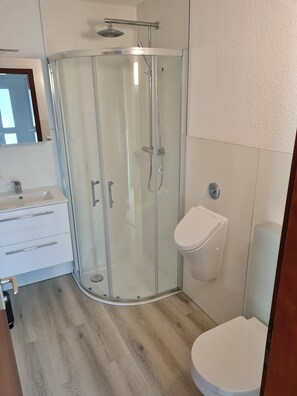 Een douche, handdoeken
