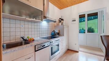 Fridge, oven, stovetop, dishwasher