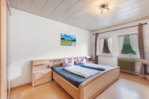 2 bedrooms, iron/ironing board, free WiFi, bed sheets