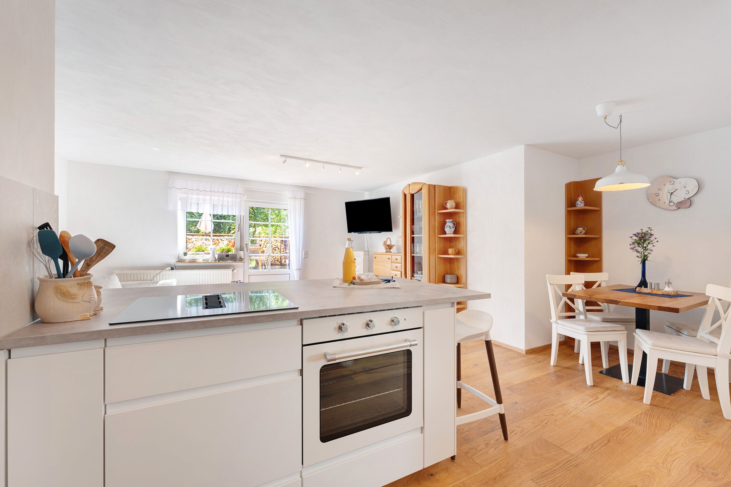 Een koelkast, een oven, een kookplaat, een vaatwasser