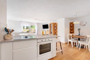 Kjøleskap, ovn, kokeplater og oppvaskmaskin