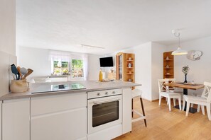 Fridge, oven, stovetop, dishwasher - Holiday Apartment 'Vergissmeinnicht' with Mountain View, Shared Garden and Wi-Fi (Kirchzarten)