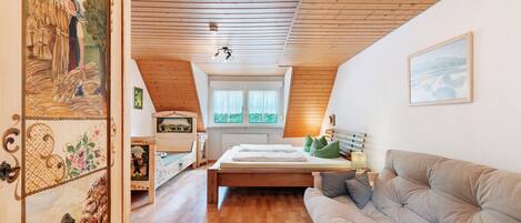 2 makuuhuonetta, silitysrauta/-lauta, ilmainen Wi-Fi, vuodevaatteet