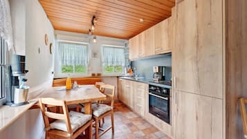 Een koelkast, een oven, een kookplaat, een vaatwasser