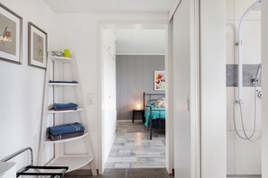 Shower, hair dryer, towels - Apartment 'Im Haus Böll' with Private Terrace and Communal Garden (Feldberg)