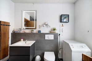 Douche, sèche-cheveux, serviettes fournies