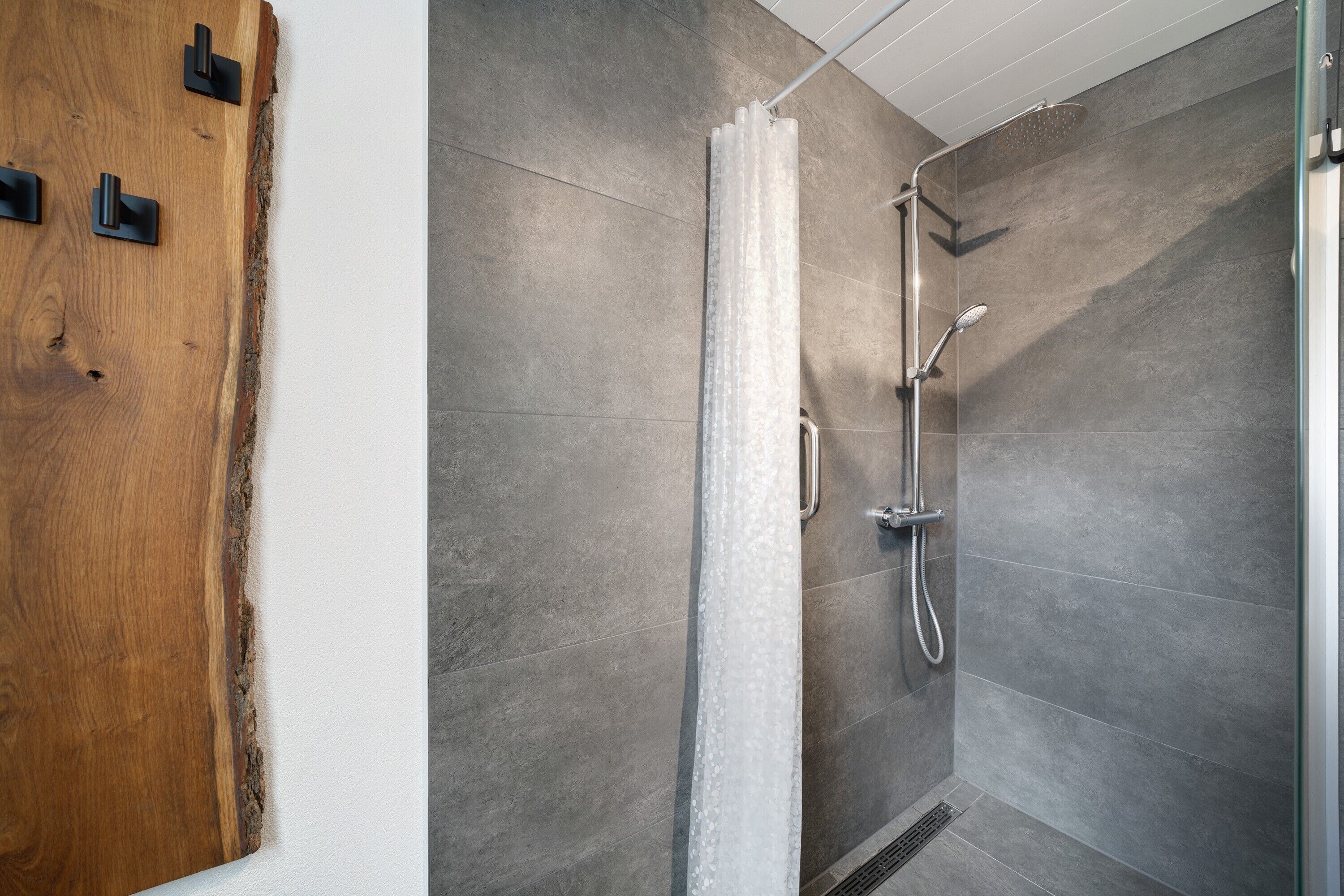 Een douche, een haardroger, handdoeken