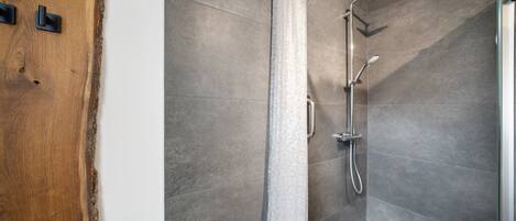 Een douche, een haardroger, handdoeken