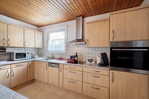 Fridge, microwave, oven, stovetop - Apartment 'Perkuhn' with Mountain View, Private Terrace and Wi-Fi (St. Georgen)