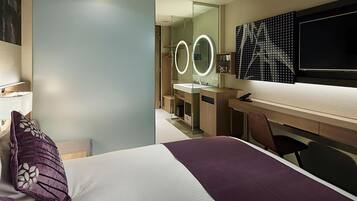 Appartamento Superior, 1 camera da letto, cucina, vista città | Una scrivania, postazione laptop, tende oscuranti, insonorizzazione