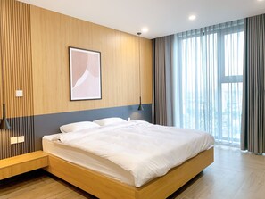 Escritorio, espacio para trabajar con laptop y cortinas blackout