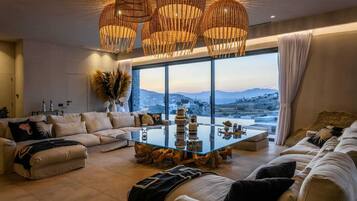 TV, fireplace, stereo