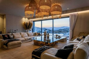 Fernseher, Kamin, Stereoanlage