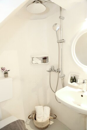 Sèche-cheveux, serviettes fournies