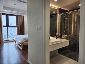 豪華公寓, 3 間臥室, 陽台, 城市景觀 | 書桌、筆電工作空間、遮光布/窗簾、  隔音