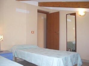 2 quartos, ferros/tábuas de passar roupa, berço de viagem