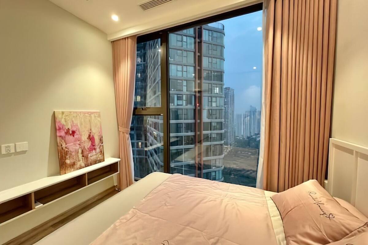 Apartamento luxo, 2 quartos, sacada, vista para a cidade | 1 quarto, frigobar, escrivaninha, espaço de trabalho para notebook