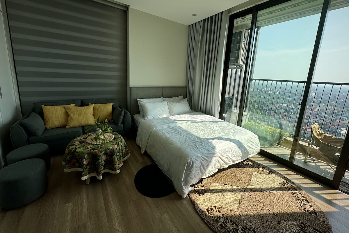 Superior Apartment, 1 Bedroom, Kitchen, City View | Desk, laptop workspace, blackout drapes, soundproofing