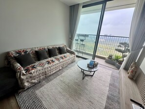 高级公寓, 3 间卧室, 厨房, 城市景观 | 起居区 | 35-英寸电视（配备数码频道）