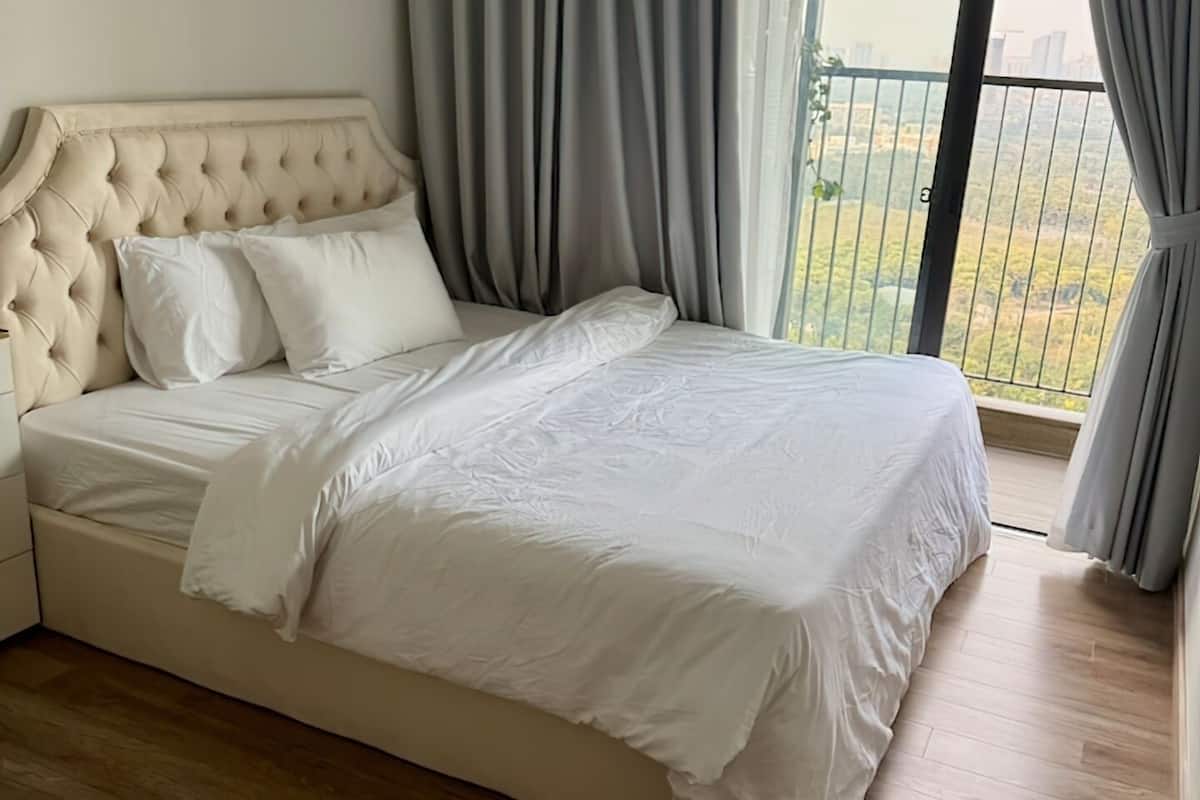 Apartamento luxo, 3 quartos, sacada, vista para a cidade | 1 quarto, frigobar, escrivaninha, espaço de trabalho para notebook