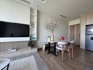 高级公寓, 3 间卧室, 厨房, 城市景观 | 起居区 | 35-英寸电视（配备数码频道）