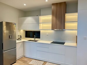 高级公寓, 2 间卧室, 厨房, 城市景观 | 私人厨房 | 冰箱、微波炉、炉灶、厨具/餐具