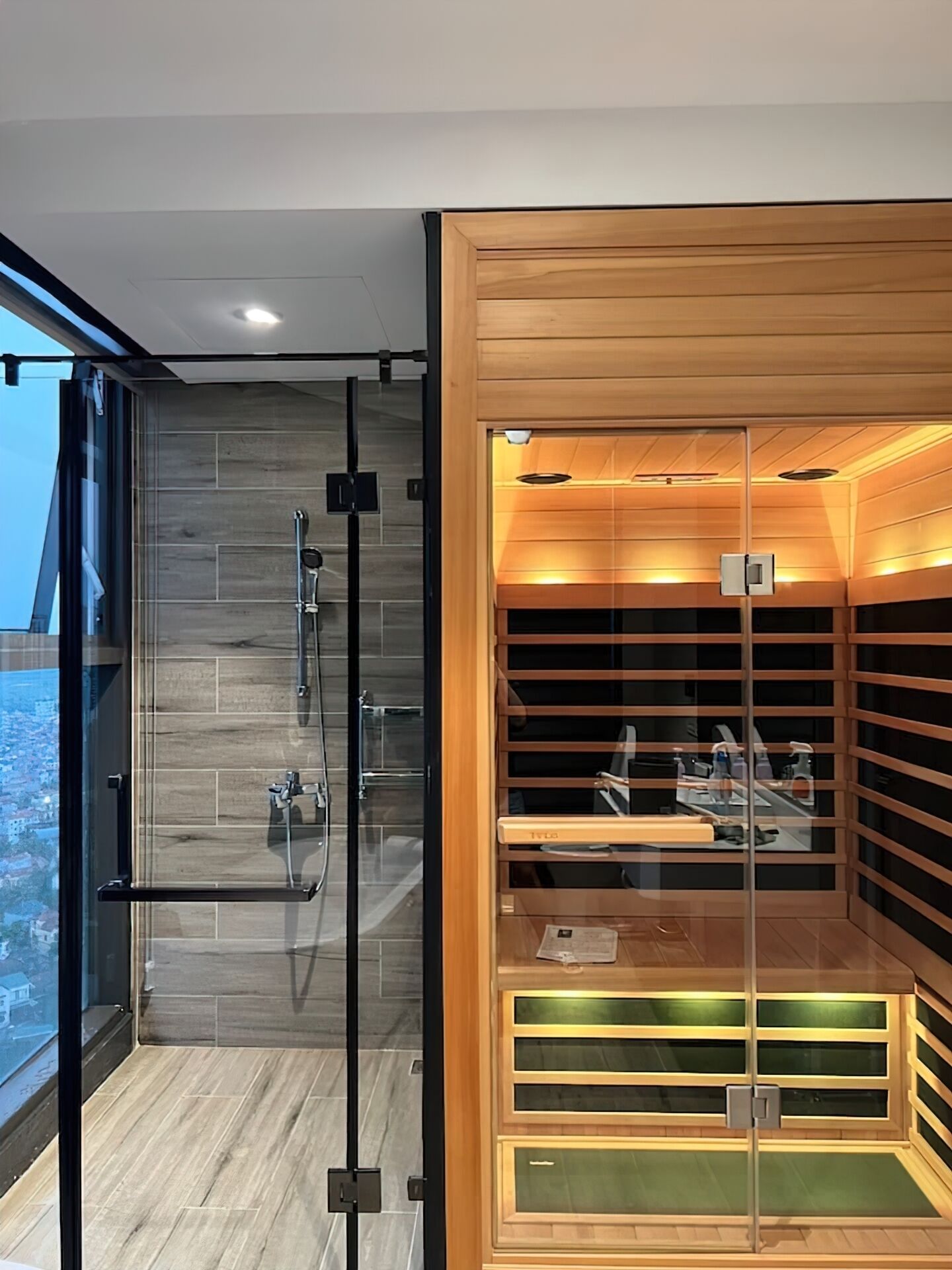 Appartement Supérieur, 2 chambres, cuisine, vue ville | Salle de bain | Ensemble douche/baignoire, articles de toilette gratuits, sèche-cheveux