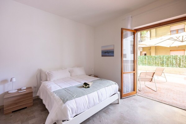 2 chambres, fer et planche à repasser, lit de bébé portatif