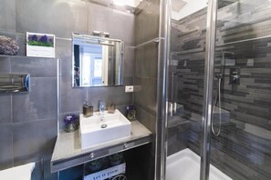 Shower, hair dryer, bidet, towels