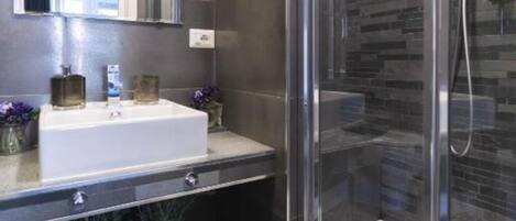 Douche, séchoir à cheveux, bidet, serviettes fournies